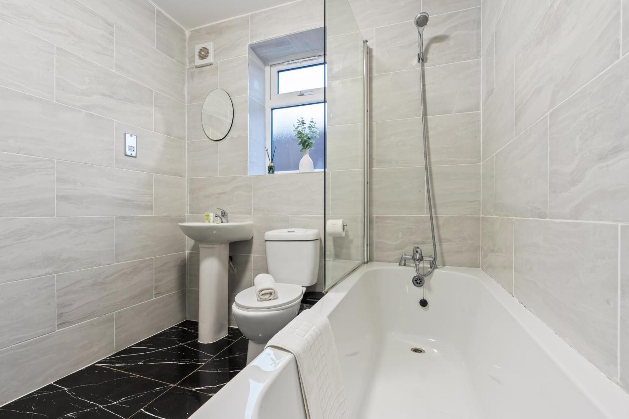 Stylish New Apartment - Free Wifi & Netflix - Top Rated - 3Mh Cradley Heath Extérieur photo